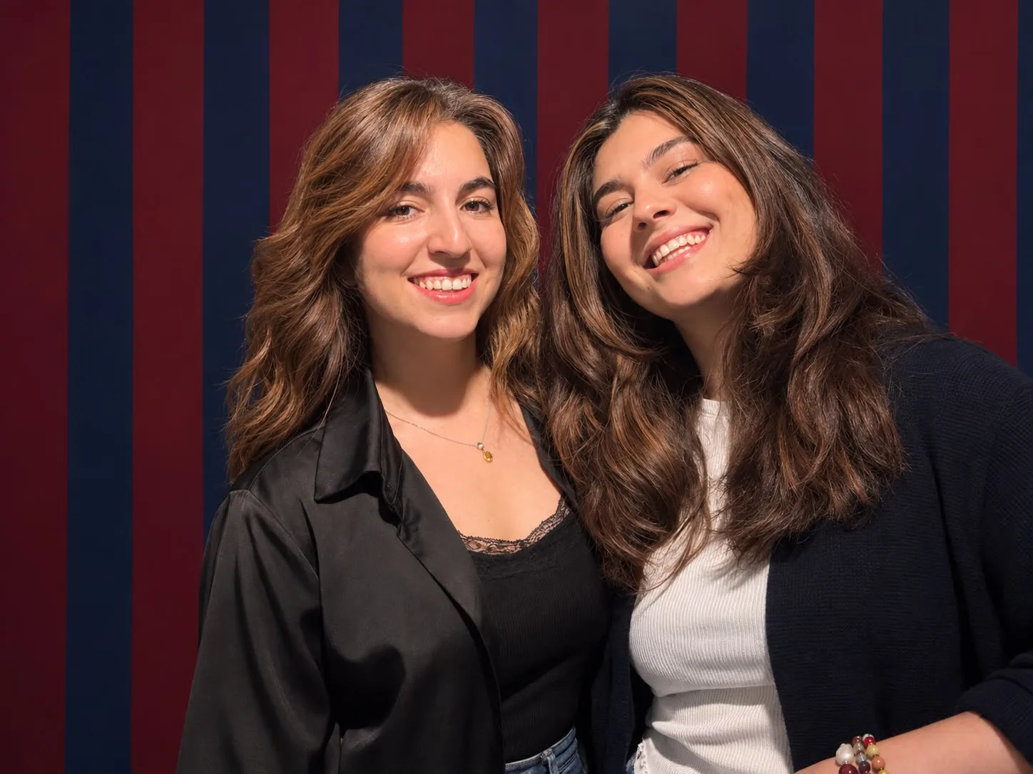 Deja Akademi kurucu öğretmenleri yan yana gülümsüyor